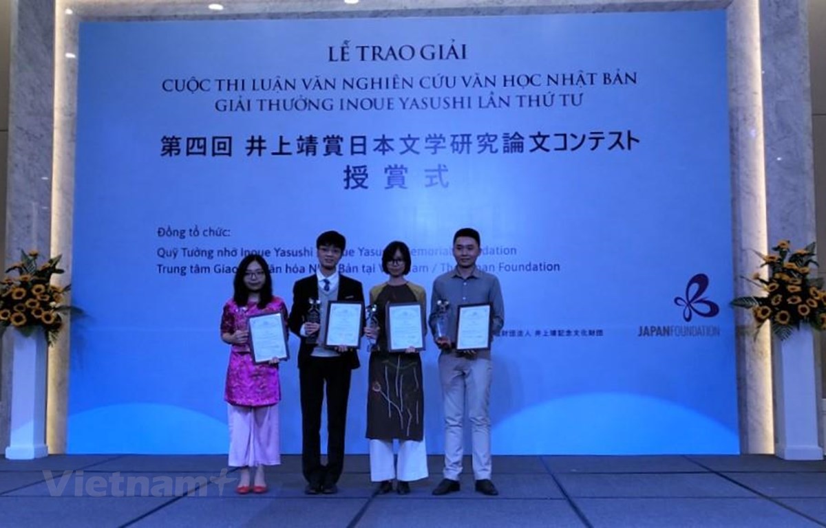 Quatre Vietnamiens reçoivent le prix Inoue Yasushi